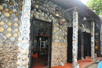 Trường 'khùng' làm bảo tàng đồ cổ